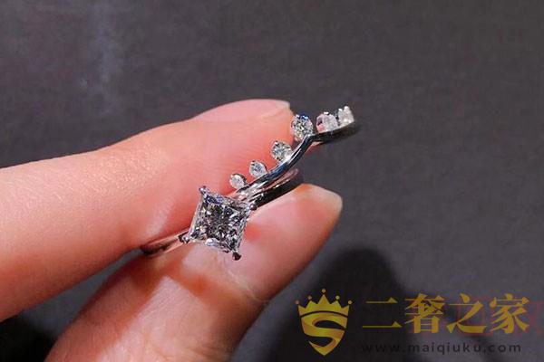 周百福1克拉公主方钻戒