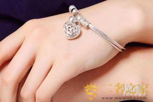 女人一生必有的银手镯带哪只手比较好