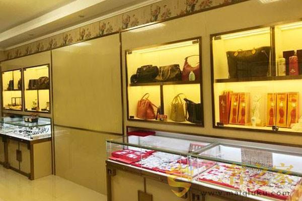 线下奢侈品回收实体店的二手钻戒柜台展示